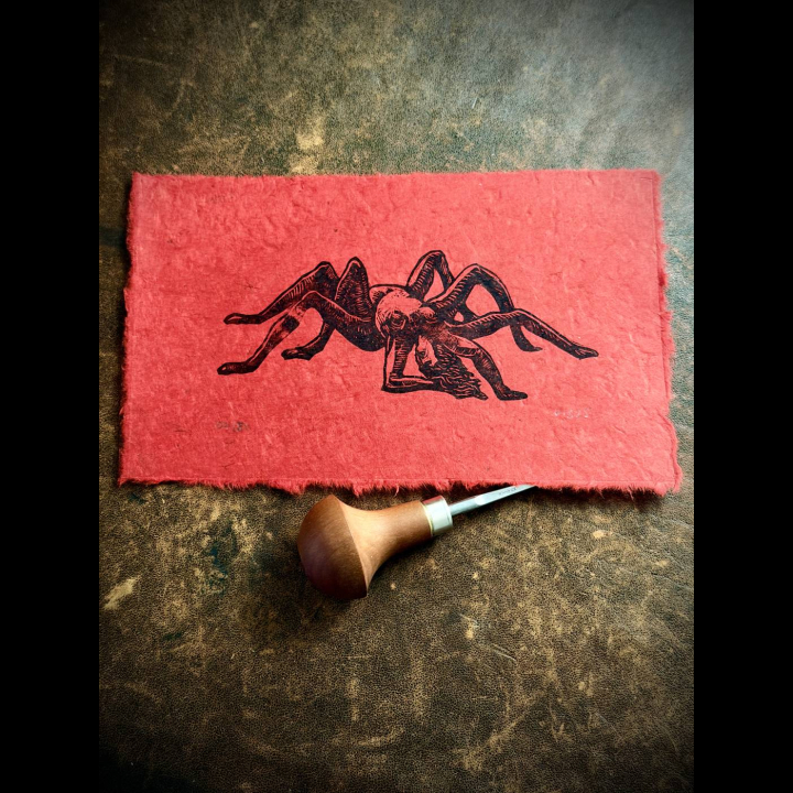 Arachné, gravure sur bois, d'après Gustave Doré, sur papier lokta rouge