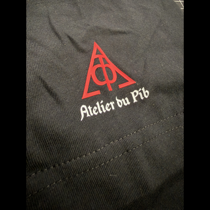 Détail du marquage en relief du logo sur la manche