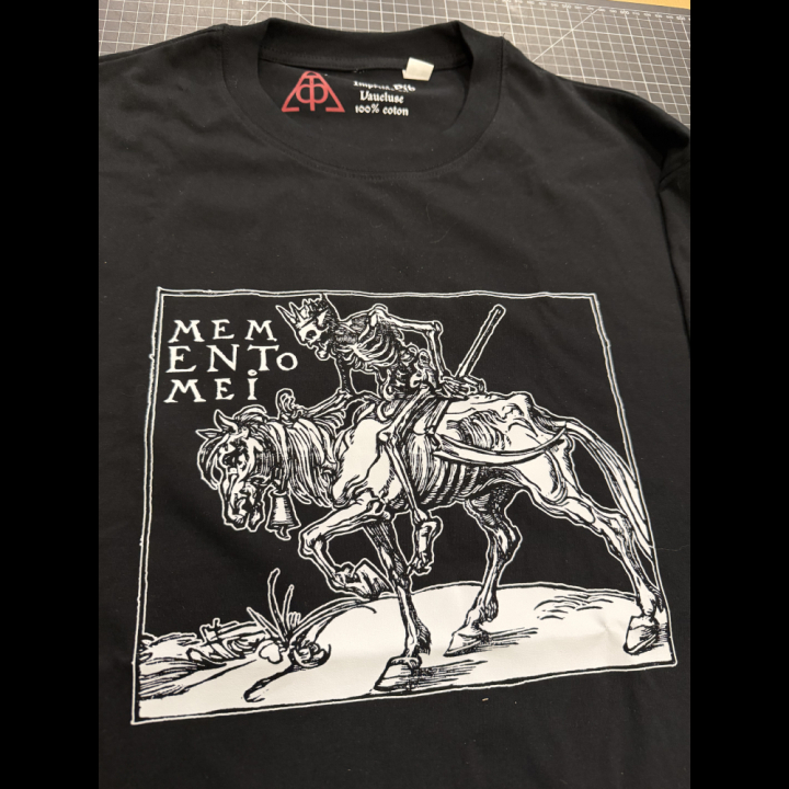 TSHIRT OVERSIZE NOIR MEMENTO MEI - Détails du motif