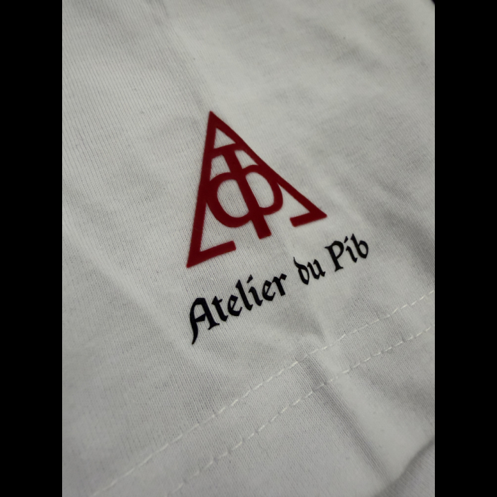 Détail du marquage en relief du logo sur la manche en blanc